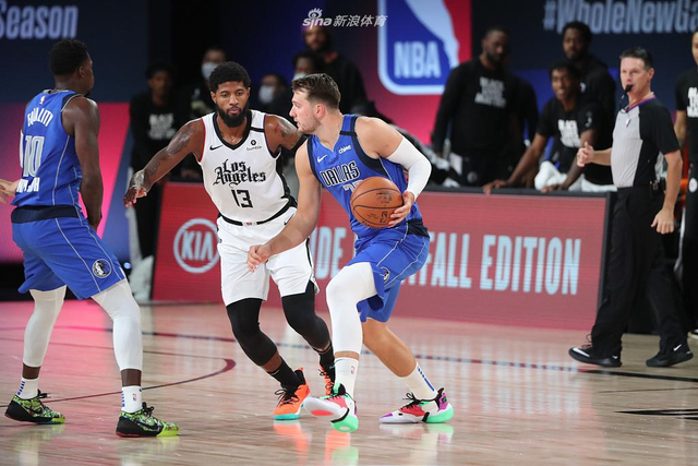 球员中脱颖 球员中脱颖